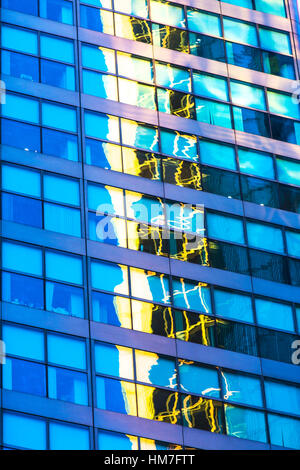 USA, New York, verzerrte und verschwommene Reflexionen im Bürogebäude Stockfoto