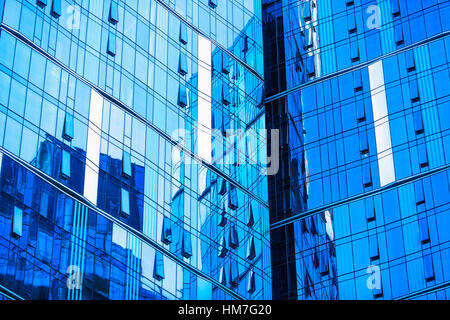 USA, New York, verzerrte Spiegelungen im Glas-Gebäude Stockfoto
