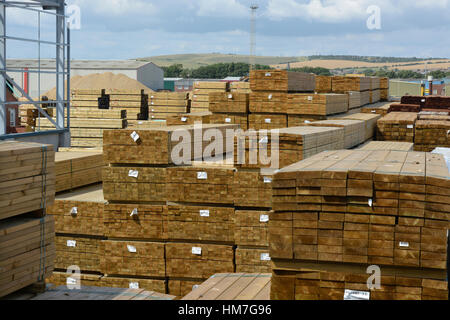Stapel von importiertem Holz auf Docks im Hafen von Shoreham in West Sussex, England Stockfoto