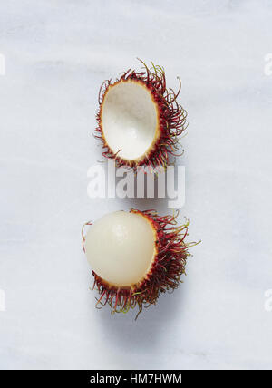 Rambutan (Nephelium Lappaceum) Obst vor weißem Hintergrund Stockfoto