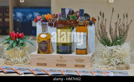 Kiew, UKRAINE - 21. November 2015: Speyside und Skye Single Malt Scotch Whisky-Flaschen auf Display Closeup hintereinander auf Stand bei 1. ukrainischen Whisky Dr Stockfoto