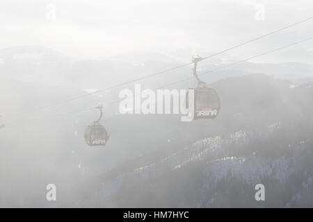 Die Kabinen der Seilbahn auf Chopok Station in Jasna Niedere Tatra. Es ist das größte Skigebiet in der Slowakei Stockfoto