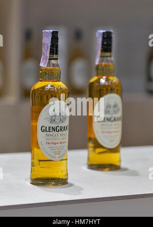 Kiew, UKRAINE - 21. November 2015: Glen Grant Speyside Single Malt Scotch Whisky Flaschen Closeup in Folge für die Weinprobe am Stand auf der 1. ukrainischen Whisky Stockfoto