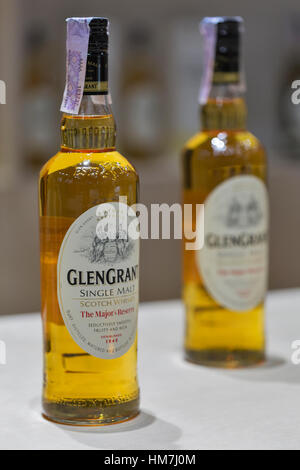 Kiew, UKRAINE - 21. November 2015: Glen Grant Speyside Single Malt Scotch Whisky Flaschen Closeup in Folge für die Weinprobe am Stand auf der 1. ukrainischen Whisky Stockfoto