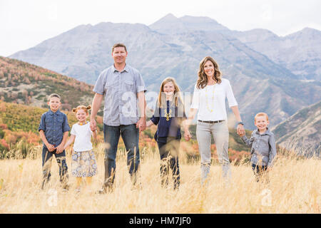 Familie mit drei Kindern (4-5, 6-7, 8-9) stehen im Feld, Provo, Utah, USA Stockfoto
