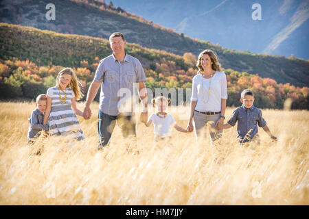 Familie mit drei Kindern (4-5, 6-7, 8-9) stehen im Feld, Provo, Utah, USA Stockfoto