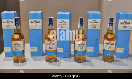 Kiew, Ukraine - November 21, 2015: Der glenlivet Gründer reserve Single Malt Scotch Whisky Flaschen in einer Reihe für die Verkostung am Stand auf der 1. ukrainischen whi Stockfoto