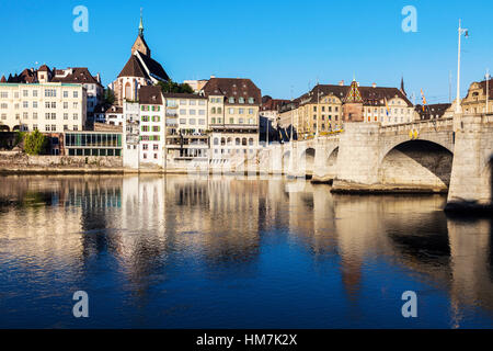 Schweiz, Basel, Basel-Stadt, Häuser von Rhein und steinerne Brücke Stockfoto