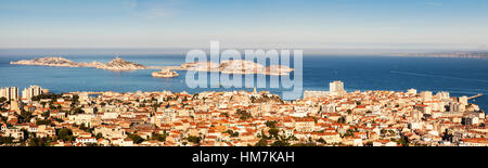 Frankreich, Provence-Alpes-Cote d ' Azur, Marseille, Stadtansicht mit Meer im Hintergrund Stockfoto