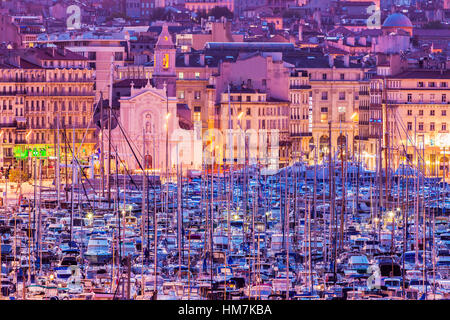 Frankreich, Provence-Alpes-Cote d ' Azur, Marseille, Stadtansicht mit Vieux Port - alten Hafen bei Sonnenuntergang Stockfoto