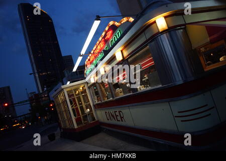 Außenansicht von einem authentischen amerikanischen Fast-Food-Diner bei Nacht Stockfoto