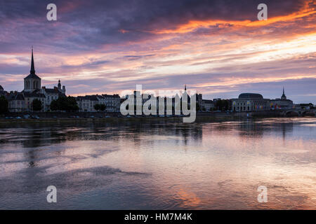 Frankreich, Pays De La Loire, Saumur, Stadt am Wasser bei Sonnenuntergang Stockfoto