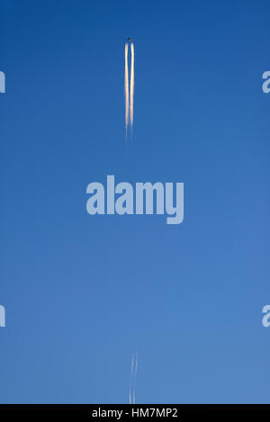 Niedrigen Winkel Blick auf kommerzielle Flugzeug fliegen gegen blauen Himmel Stockfoto