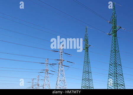 elektrische Türme Hochspannung unter blauem Himmel Stockfoto