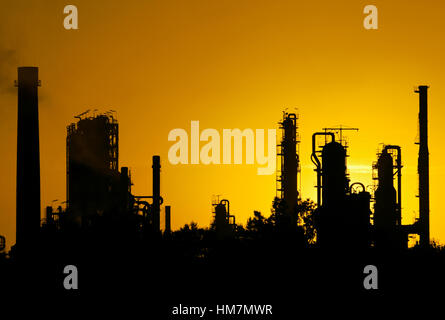 Silhouette der Erdöl-Raffinerie-Station während des Sonnenuntergangs Stockfoto