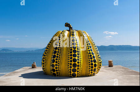 NAOSHIMA, JAPAN. 6. Juni: Riesenkürbis Yayoi Skulptur in Naoshima. 6. Juni 2016 auf Naoshima Art Insel, Japan. Stockfoto