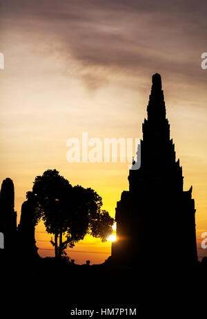 Silhouette der alten zerstörten Wat Chaiwatthanaram bei Sonnenuntergang in Ayutthaya, Thailand Stockfoto