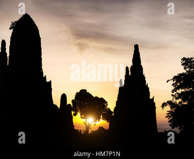 Silhouette der alten zerstörten Wat Chaiwatthanaram bei Sonnenuntergang in Ayutthaya, Thailand Stockfoto