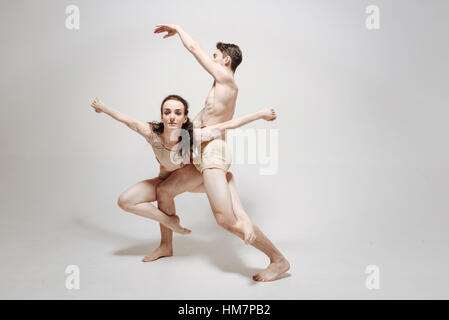Erfinderische junge Tänzerinnen im weißen farbigen studio Stockfoto