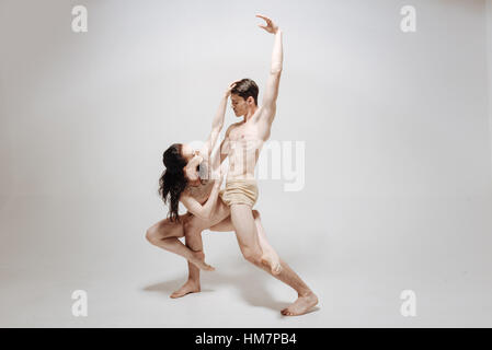 Künstlerische junge Tänzerinnen im weißen farbigen studio Stockfoto