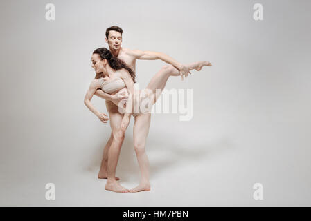 Junges Paar stretching isolierten in weißen Hintergrund Stockfoto
