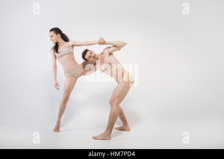 Junge Tänzerinnen in enger Wechselwirkung miteinander Stockfoto