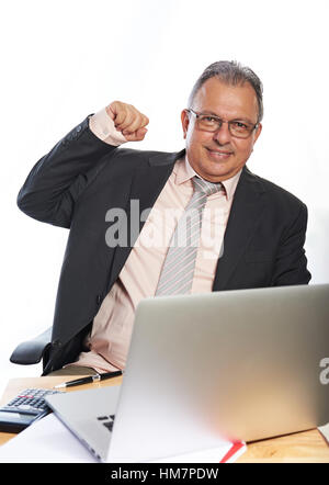 Business-Mann mit Brille am Arbeitsplatz isoliert Stockfoto