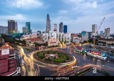 Eindruck, bunte, lebendige Szene von Verkehr, dynamische und überfüllten Stadt auf Straße, Quach Thi Trang Kreisverkehr an Ben Thanh Markt, Ho-Chi-Minh-Stadt, Vie Stockfoto