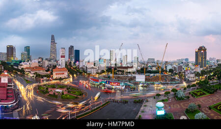 Eindruck, bunte, lebendige Szene von Verkehr, dynamische und überfüllten Stadt auf Straße, Quach Thi Trang Kreisverkehr an Ben Thanh Markt, Ho-Chi-Minh-Stadt, Vie Stockfoto