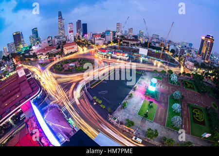 Eindruck, bunte, lebendige Szene von Verkehr, dynamische und überfüllten Stadt auf Straße, Quach Thi Trang Kreisverkehr an Ben Thanh Markt, Ho-Chi-Minh-Stadt, Vie Stockfoto