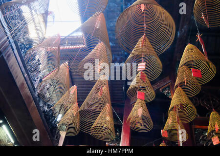 Kreisförmige Räucherstäbchen brennen im CHUA BA-Tempel. HO CHI MINH, VIETNAM Stockfoto