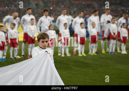 WROCLAW, Polen - 14. November 2016: Freundliche Fußballspiel Polen - Slowenien 1:1. Junge hält polnische Flagge vor Team aus Polen. Stockfoto