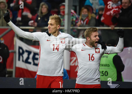 WROCLAW, Polen - 14. November 2016: Freundliche Fußballspiel Polen - Slowenien 1:1. Lukasz Teodorczyk (L) und Jakub Blaszczykowski nach Goa shotting Stockfoto