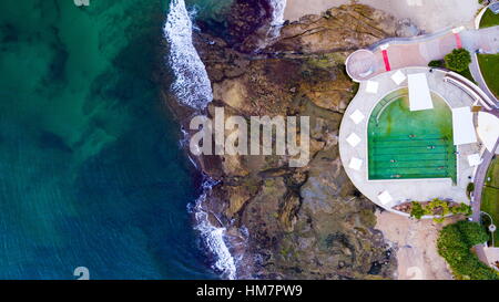 Luftbilder von Kings Beach, einschließlich den Salzwasser-Pool und das Meer, in Queensland, Australien. Stockfoto