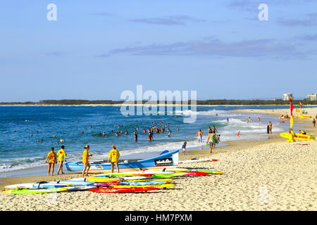 Surf Rettungsschwimmer starten ein Surf-Boot zum trainieren Kings Beach auf der Sunshine Coast von Queensland, Australien. Stockfoto