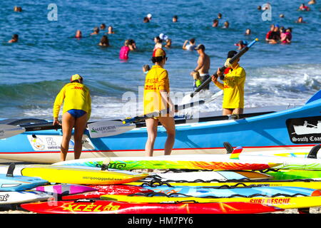 Surf Rettungsschwimmer starten ein Surf-Boot zum trainieren Kings Beach auf der Sunshine Coast von Queensland, Australien. Stockfoto