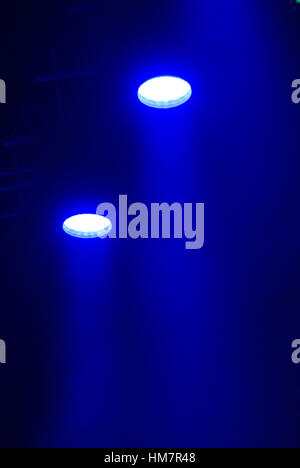 Blaue Bühne Strahler Stockfoto