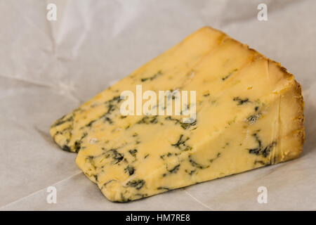 Stilton Käse auf Backpapier ausgepackt. Stockfoto