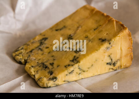 Stilton Käse auf Backpapier ausgepackt. Stockfoto