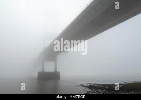 Severn Brücke, Autobahn M48 aus South Wales nach England, an einem nebligen Morgen.  Von Chepstow. Stockfoto