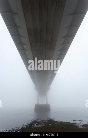 Severn Brücke, Autobahn M48 aus South Wales nach England, an einem nebligen Morgen.  Von Chepstow. Stockfoto