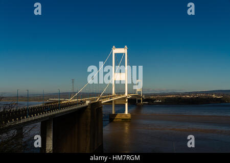 Die alten Severn Crossing Walisisch Pont Hafren Brücke, aus England, Wales über die Flüsse Severn und Wye überquert. Stockfoto