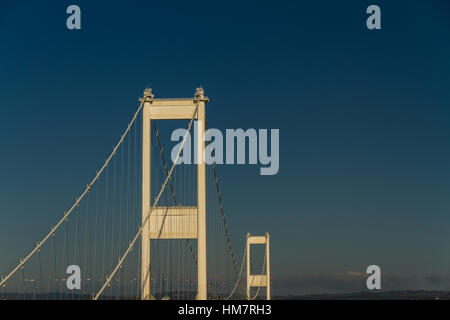 Türme der alten Severn Crossing Walisisch Pont Hafren Brücke, aus England, Wales über die Flüsse Severn und Wye überquert. Stockfoto