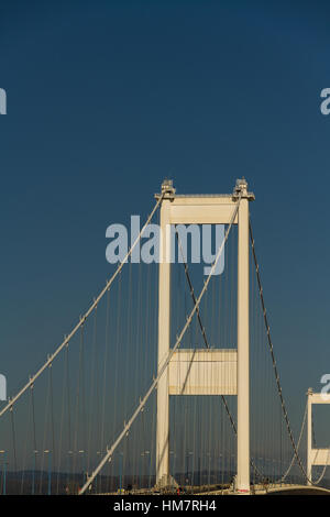 Türme der alten Severn Crossing Walisisch Pont Hafren Brücke, aus England, Wales über die Flüsse Severn und Wye überquert. Stockfoto