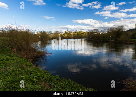 Blick von Wilton über den Fluss Wye Ross am Wye und Turm der St. Marys Church. Herefordshire, England, Vereinigtes Königreich. Stockfoto