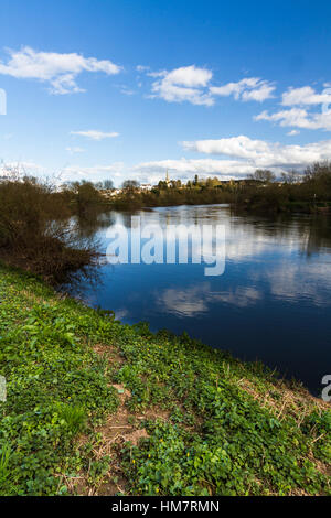 Blick von Wilton über den Fluss Wye Ross am Wye und Turm der St. Marys Church. Herefordshire, England, Vereinigtes Königreich. Stockfoto