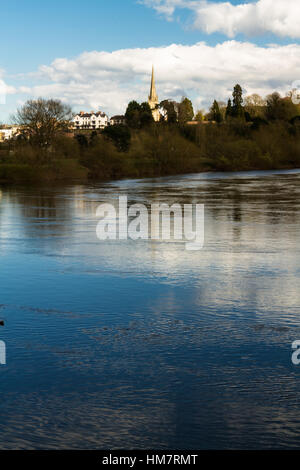 Blick von Wilton über den Fluss Wye Ross am Wye und Turm der St. Marys Church. Herefordshire, England, Vereinigtes Königreich. Stockfoto