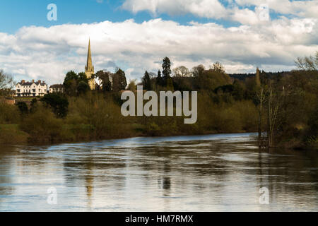 Blick von Wilton über den Fluss Wye Ross am Wye und Turm der St. Marys Church. Herefordshire, England, Vereinigtes Königreich. Stockfoto