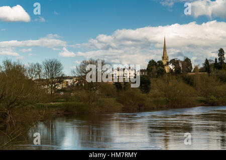 Blick von Wilton über den Fluss Wye Ross am Wye und Turm der St. Marys Church. Herefordshire, England, Vereinigtes Königreich. Stockfoto