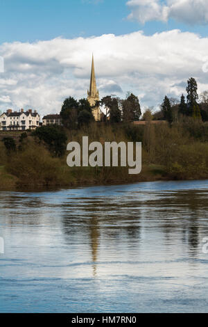 Blick von Wilton über den Fluss Wye Ross am Wye und Turm der St. Marys Church. Herefordshire, England, Vereinigtes Königreich. Stockfoto